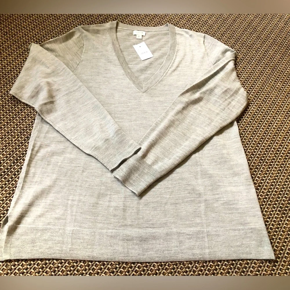 🤍NEW! J Crew Grey Long Sleeve Pullover V-Neck Lightweight Sweater